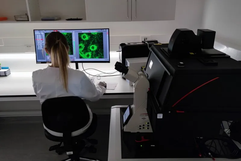 Motoriziran sistem za dinamično fluorescenčno mikroskopijo Leica Thunder