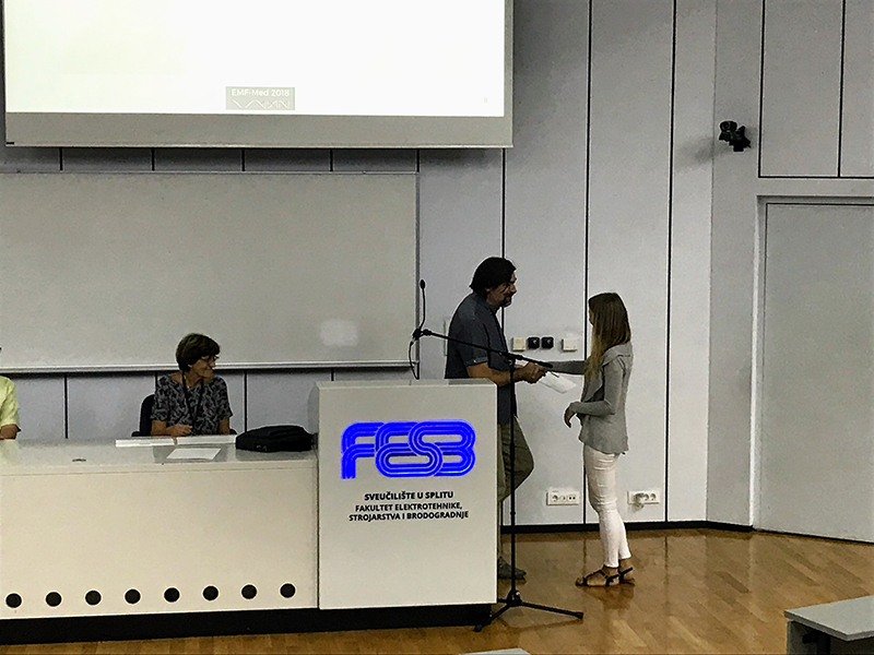 Mlada raziskovalka Tjaša Potočnik je prejemnica nagrade za najboljši študentski prispevek na EMF-Med 2018