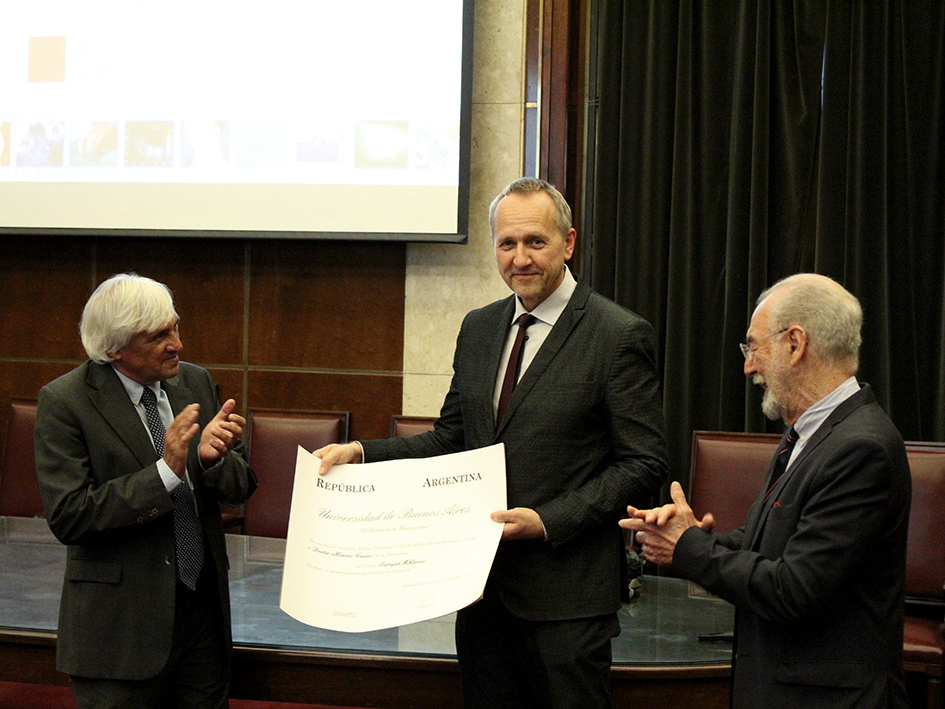Prof. dr. Damijan Miklavčič je prejemnik častnega doktorata (Doctor Honoris Causa) Univerze v Buenos Airesu, Argentina